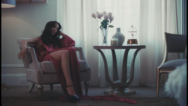 Penampilan Jisoo BLACKPINK tak kalah cantik saat memakai gaun pink berpotongan asimetris. Gaun seharga Rp 25,3 jutaan itu merupakan koleksi Rick Owens. Foto: dok. YouTube BLACKPINK