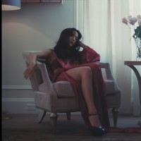 Penampilan Jisoo BLACKPINK tak kalah cantik saat memakai gaun pink berpotongan asimetris. Gaun seharga Rp 25,3 jutaan itu merupakan koleksi Rick Owens. Foto: dok. YouTube BLACKPINK