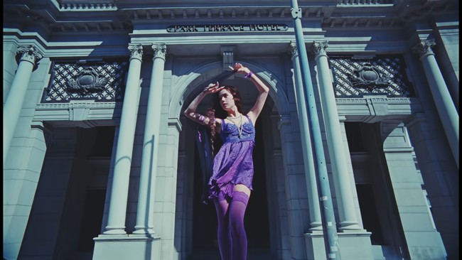 Koleksi gaun pengantin yang dikenakan Jisoo BLACKPINK menegaskan bentuk tubuhnya yang ramping. Gaun berwarna ungu itu merupakan koleksi Versace Spring Summer 2023. Foto: dok. YouTube BLACKPINK