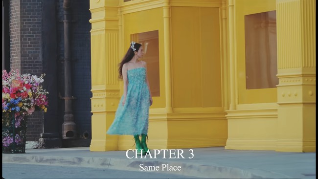 Ada pula penampilan Jisoo BLACKPINK memakai gaun biru transparan Susan Fang seharga Rp 13,9 jutaan. Koleksi pita di rambutnya bernilai Rp 2,8 jutaan. Gaya quirky Jisoo dilengkapi boots Jimmy Choo seharga Rp 18,7 jutaan. Foto: dok. YouTube BLACKPINK