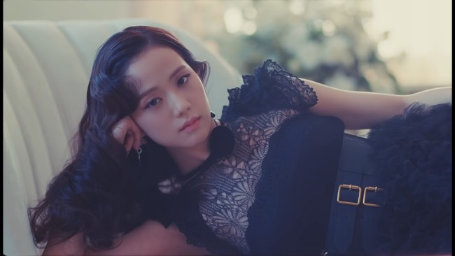 Namun outfit termahal Jisoo BLACKPINK dalam video klip FLOWER adalah two set keluaran DIOR. Jisoo memakai atasan hitam transparan seharga Rp 44,1 jutaan dengan rok panjang seharga 141,5 jutaan. Tak hanya itu, Jisoo memakai corset belt seharga Rp 34,6 jutaan. Foto: dok. YouTube BLACKPINK