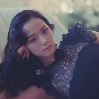 Namun outfit termahal Jisoo BLACKPINK dalam video klip FLOWER adalah two set keluaran DIOR. Jisoo memakai atasan hitam transparan seharga Rp 44,1 jutaan dengan rok panjang seharga 141,5 jutaan. Tak hanya itu, Jisoo memakai corset belt seharga Rp 34,6 jutaan. Foto: dok. YouTube BLACKPINK