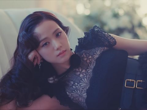 Gaya Jisoo BLACKPINK di Video Klip FLOWER