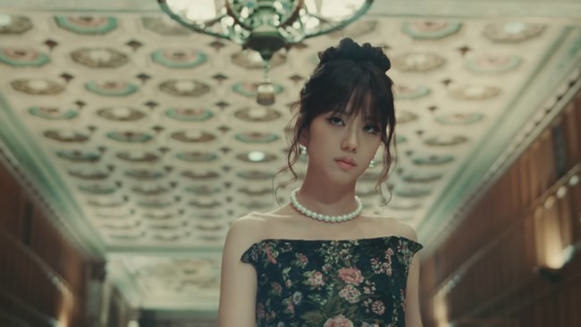 Visual grup BLACKPINK itu memancarkan pesonanya dalam balutan gaun hitam bermotif floral. Koleksi Fernand dress dari LEE y.LEE y dibanderol seharga Rp 25,3 jutaan. Foto: dok. YouTube BLACKPINK