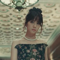 Visual grup BLACKPINK itu memancarkan pesonanya dalam balutan gaun hitam bermotif floral. Koleksi Fernand dress dari LEE y.LEE y dibanderol seharga Rp 25,3 jutaan. Foto: dok. YouTube BLACKPINK