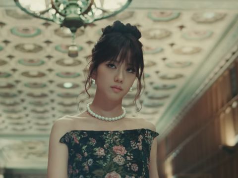 Gaya Jisoo BLACKPINK di Video Klip FLOWER