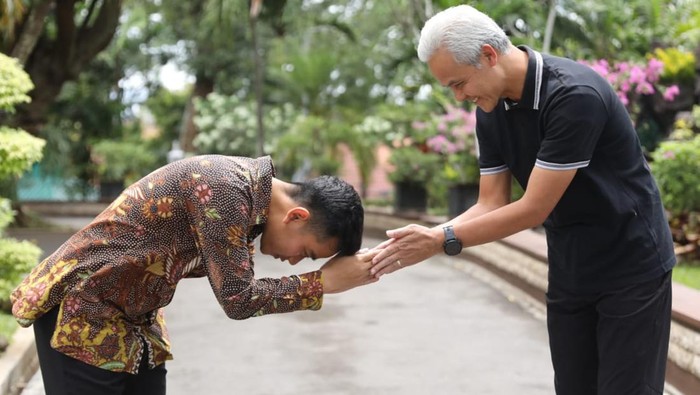 Wali Kota Solo Gibran Rakabuming Raka bersalaman dengan Gubernur Jateng Ganjar Pranowo, Senin (3/4/2023).