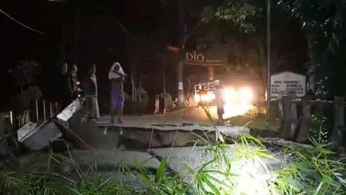 Jembatan penghubung antardesa di Kecamatan Bongomeme, Kabupaten Gorontalo, ambruk diterjang luapan arus sungai.