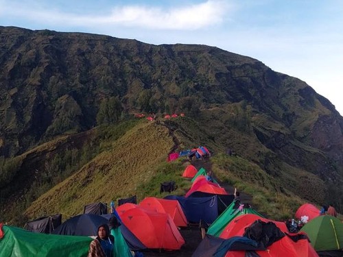 Sejumlah pendaki kemah di Gunung Rinjani, Lombok.