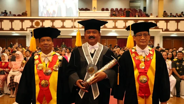 Hadi Tjahjanto saat menerima gelar Doktor Kehormatan UNS, 2019 lalu.