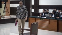 Haris didakwa melakukan perbuatan penghinaan dan atau pencemaran nama baik Luhut Binsar Pandjaitan.