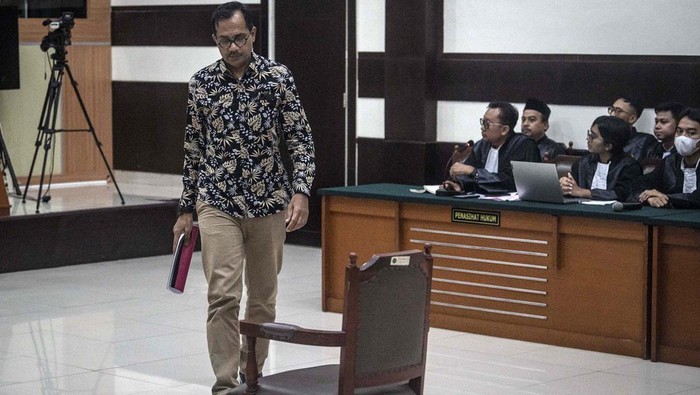 Haris Azhar dan Fatia Maulidiyanti menjalani sidang perdana kasus pencemaran nama baik Luhut B Pandjaitan. Haris dan Fatia didakwa melakukan pencemaran nama baik.