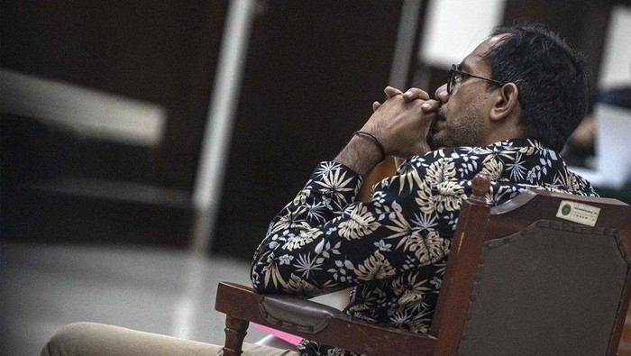 Haris Azhar dan Fatia Maulidiyanti menjalani sidang perdana kasus pencemaran nama baik Luhut B Pandjaitan. Haris dan Fatia didakwa melakukan pencemaran nama baik.