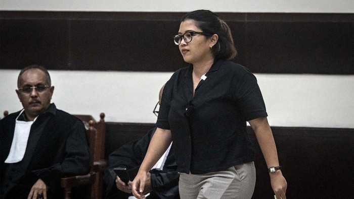 Haris Azhar dan Fatia Maulidiyanti menjalani sidang perdana kasus pencemaran nama baik Luhut B Pandjaitan. Haris dan Fatia didakwa melakukan pencemaran nama baik.