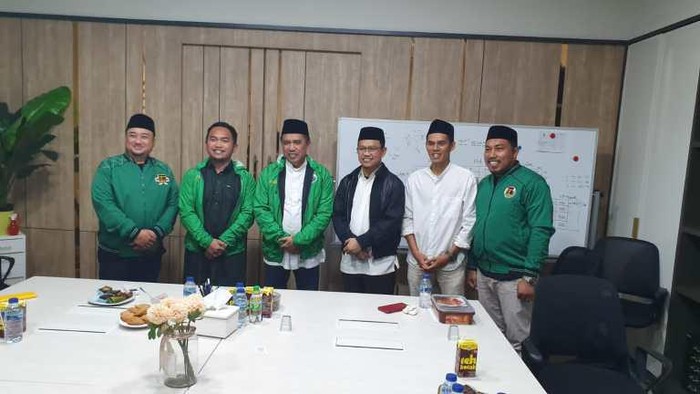 Hatta Rahman (ketiga dari kiri) saat pemasangan jaket PPP secara simbolis di kediamannya, di Maros, Suslel, Jumat (31/3/2023).
