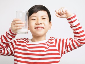 Ini Loh Manfaat Minum Susu Saat Sahur untuk Bantu Anak Jalani Puasa