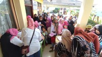 Siti mengaku bersyukur orang tua di Desa Imbanagara Raya sadar akan kesehatan anak. Mereka yang punya anak balita antusias datang ke Posyandu. SUB PIN Polio ini digelar secara serentak.