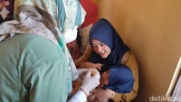 Kehadiran mereka yang secara bersamaan membuat antrean yang cukup panjang. Meski demikian, mereka tetap semangat supaya anaknya terbebas dari penyakit polio.