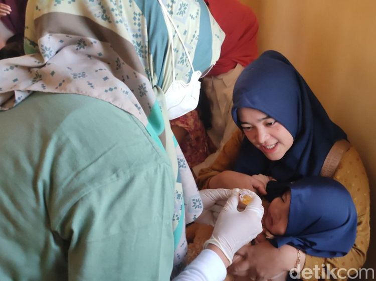 Antusias Ibu di Ciamis Bawa Anaknya Imunisasi Polio