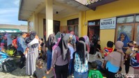 Seperti di Posyandu Kenanga I Desa Imbanagara Raya, Kecamatan Ciamis, Kabupaten Ciamis. Nampak ratusan emak-emak membawa anaknya yang masih balita untuk mengikuti imunisasi polio tersebut.