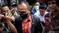 Rafael tidak berbicara apa pun saat ditanya perihal pemeriksaannya. 