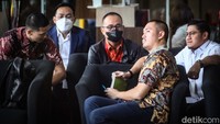Dia didampingi tim kuasa hukumnya.