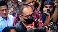 Rafael ditetapkan sebagai tersangka kasus dugaan gratifikasi. Rafael hingga saat ini belum ditahan.