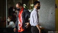 Uang gratifikasi yang diterima Rafael diduga mencapai puluhan miliar. 