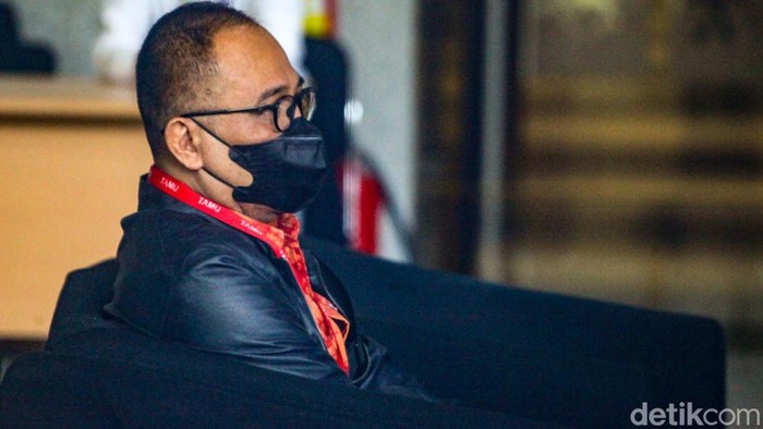 Mantan pejabat Ditjen Pajak Kemenkeu Rafael Alun Trisambodo mendatangi KPK. Rafael akan diperiksa sebagai tersangka kasus dugaan gratifikasi.