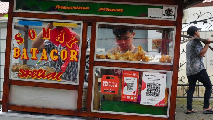 Kode QR merupakan teknologi digital untuk transaksi keuangan. Dengan adanya kode QR, dapat memudahkan pelanggan saat tidak membawa uang cash.