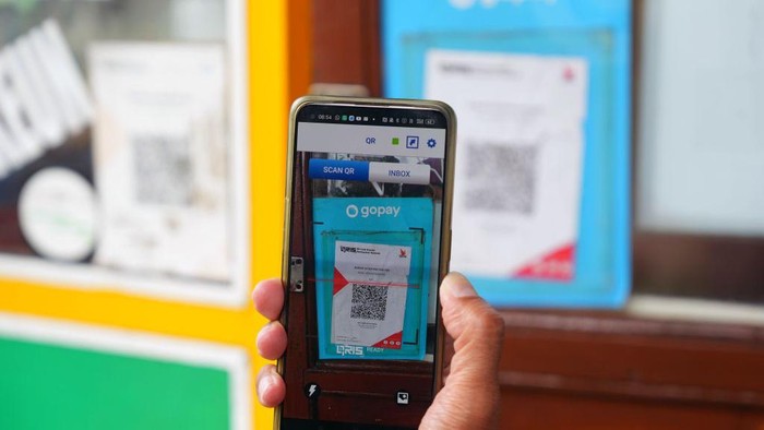 Kode QR merupakan teknologi digital untuk transaksi keuangan. Dengan adanya kode QR, dapat memudahkan pelanggan saat tidak membawa uang cash.