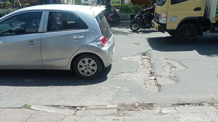Jalan berlubang berbentuk kepulauan di Ibrahim Ajie, Kota Bandung, Senin (3/4/2023)