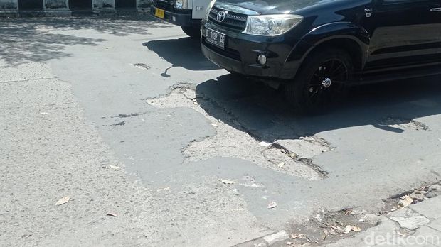 Jalan berlubang berbentuk kepulauan di Ibrahim Ajie, Kota Bandung, Senin (3/4/2023)