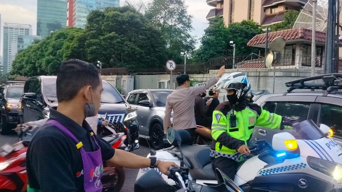 Jalan Denpasar Macet Para, Kapolsek Setiabudi Turun Atur Lalin
