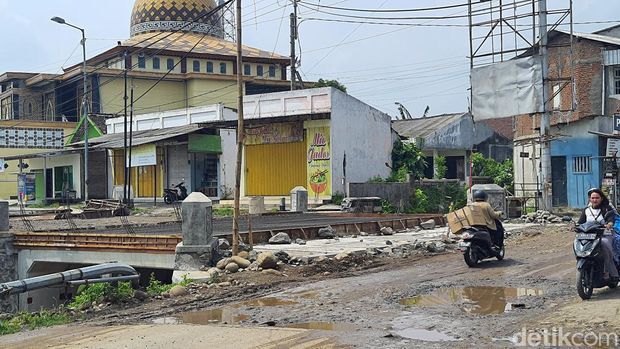 jalan rusak di mojokerto