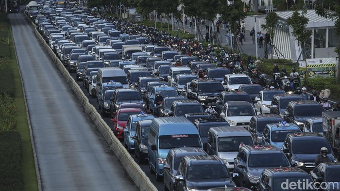 Kemacetan mengular di jalan Sudirman, Jakarta, Senin (3/3/2023) pukul 17.00 WIB. Pantauan Detikcom, kemacetan terjadi sejak pukul 15.00 hingga saat ini menjelang pukul 18.00 WIB.