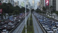 Kemacetan mengular di jalan Sudirman, Jakarta, Senin (3/4/2023) sekitar pukul 17.00 WIB. Pantauan Detikcom, kemacetan terjadi sejak pukul 15.00 hingga saat ini menjelang pukul 18.00 WIB.   