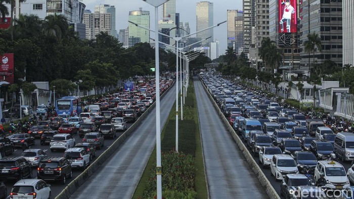Kemacetan mengular di jalan Sudirman, Jakarta, Senin (3/3/2023) pukul 17.00 WIB. Pantauan Detikcom, kemacetan terjadi sejak pukul 15.00 hingga saat ini menjelang pukul 18.00 WIB.