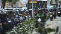 Menanggapi hal itu, pengamat menilai bahwa kemacetan yang terjadi di Ibu Kota terjadi lantaran terbebani aktivitas perkantoran, sehingga Pemerintah Provinsi DKI Jakarta dianggap perlu untuk mempertimbangkan kembali penerapan work from home (WFH).  