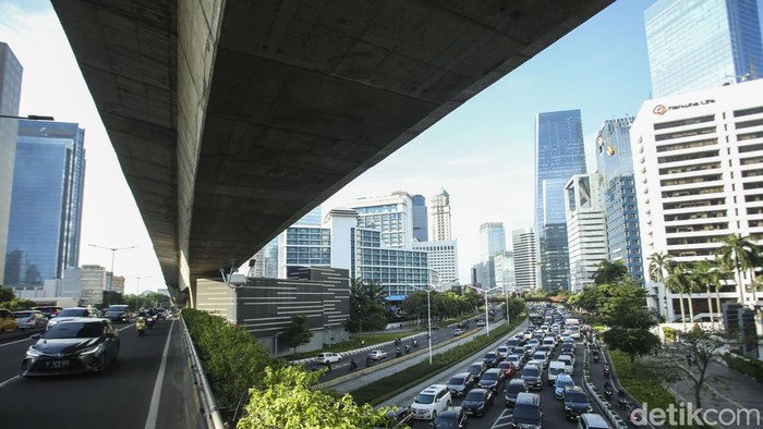 Kemacetan mengular di jalan Sudirman, Jakarta, Senin (3/3/2023) pukul 17.00 WIB. Pantauan Detikcom, kemacetan terjadi sejak pukul 15.00 hingga saat ini menjelang pukul 18.00 WIB.