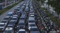 Lalu lintas di Jakarta kian hari semakin padat hingga memicu kemacetan parah. Bahkan, Presiden Joko Widodo (Jokowi) sampai ikut berkomentar mengenai kemacetan Jakarta yang berlangsung dari pagi sampai malam.   