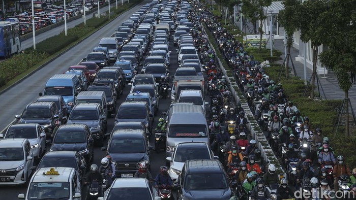 Kemacetan mengular di jalan Sudirman, Jakarta, Senin (3/3/2023) pukul 17.00 WIB. Pantauan Detikcom, kemacetan terjadi sejak pukul 15.00 hingga saat ini menjelang pukul 18.00 WIB.