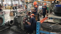 Untuk kerusakan yang tadi dilihat yaitu eks PLH di Madiun di mana kami, harus menyiapkan sebelum Angkutan Lebaran ini, karena di saat Angkutan Lebaran ini diharapkan lok tersebut harus sudah siap untuk beroperasi kembali, jelas Eko di Balai Yasa Jogja, Senin (3/4). Foto: Adji G Rinepta/detikJateng  