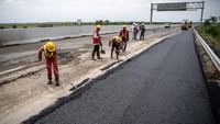 Jalan yang sudah rusak diaspal ulang.