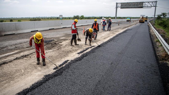 Operator mengoperasikan alat berat untuk menyelesaikan pengaspalan Jalan Tol Trans Sumatera ruas Kayu Agung-Palembang (Kapal) di Jejawi, Ogan Komering Ilir (OKI), Sumatera Selatan, Senin (3/4/2023). PT Waskita Sriwijaya Tol menargetkan perbaikan di Jalan Tol Trans Sumatera ruas Kayu Agung-Palembang (Kapal) tersebut selesai pada H-10 sebelum Lebaran. ANTARA FOTO/Nova Wahyudi/tom.