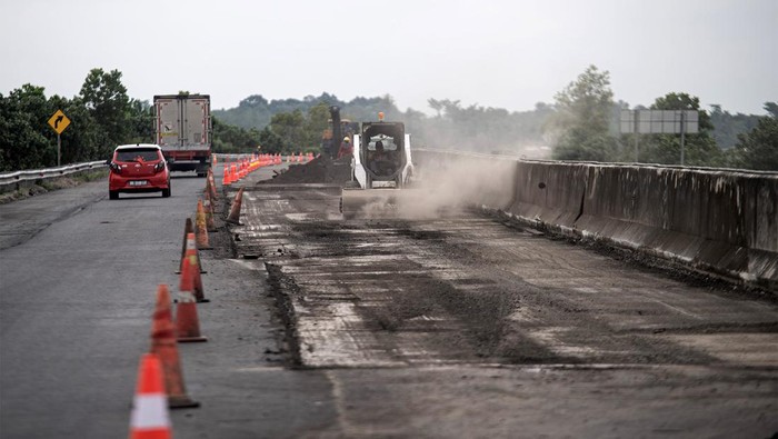Operator mengoperasikan alat berat untuk menyelesaikan pengaspalan Jalan Tol Trans Sumatera ruas Kayu Agung-Palembang (Kapal) di Jejawi, Ogan Komering Ilir (OKI), Sumatera Selatan, Senin (3/4/2023). PT Waskita Sriwijaya Tol menargetkan perbaikan di Jalan Tol Trans Sumatera ruas Kayu Agung-Palembang (Kapal) tersebut selesai pada H-10 sebelum Lebaran. ANTARA FOTO/Nova Wahyudi/tom.