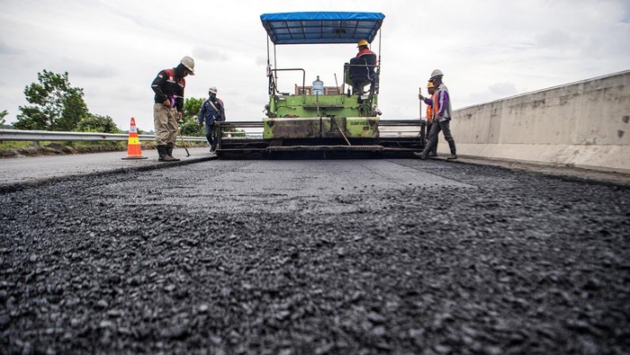 Jelang Mudik Lebaran, Tol Kayu Agung-Palembang Diperbaiki Operator mengoperasikan alat berat untuk menyelesaikan pengaspalan Jalan Tol Trans Sumatera ruas Kayu Agung-Palembang (Kapal) di Jejawi, Ogan Komering Ilir (OKI), Sumatera Selatan, Senin (3/4/2023). PT Waskita Sriwijaya Tol menargetkan perbaikan di Jalan Tol Trans Sumatera ruas Kayu Agung-Palembang (Kapal) tersebut selesai pada H-10 sebelum Lebaran. ANTARA FOTO/Nova Wahyudi/tom.