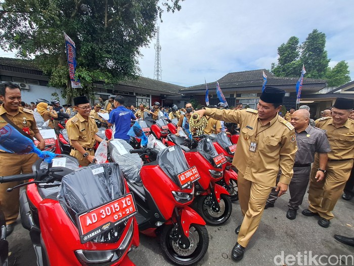 Ratusan kepala desa dan kelurahan di Wonogiri menerima kendaraan dinas operasional roda dua Yamaha NMax di halamam Pendapa Rumah Dinas Bupati Wonogiri, Senin (3/4/2023).