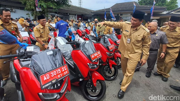 Ratusan kepala desa dan kelurahan di Wonogiri menerima kendaraan dinas operasional roda dua Yamaha NMax di halamam Pendapa Rumah Dinas Bupati Wonogiri, Senin (3/4/2023).