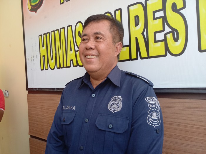 Kasi Humas Polres Buleleng AKP I Gede Sumarjaya saat memberikan keterangan pers di Mapolres Buleleng, Senin (3/4/2023). (Made Wijaya Kusuma)